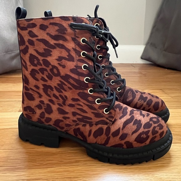 Shoe Dazzle Brown and Black Combat Boots (6) NWT - Picture 3 of 7